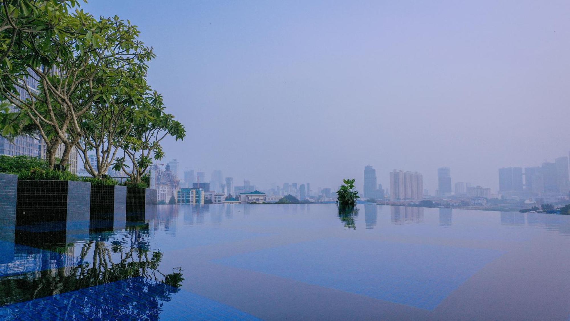 Sun & Moon, Riverside Hotel Phnom Penh Exterior foto