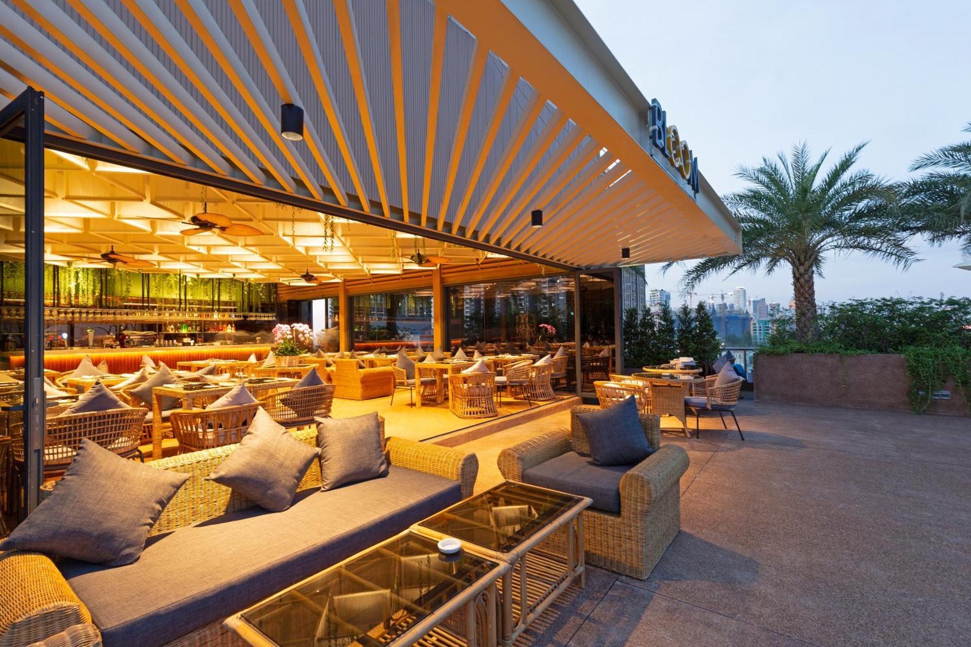 Sun & Moon, Riverside Hotel Phnom Penh Exterior foto