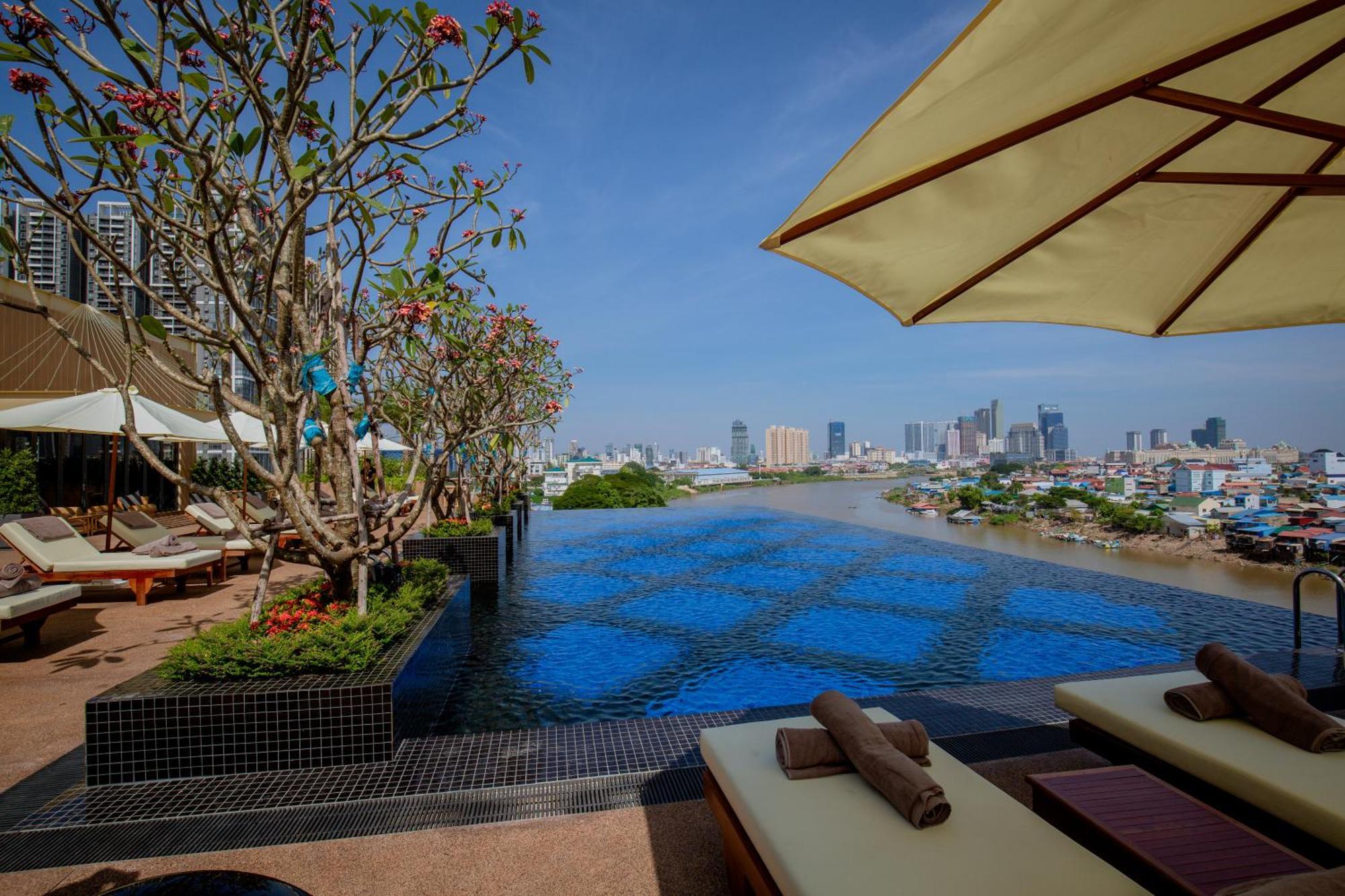 Sun & Moon, Riverside Hotel Phnom Penh Exterior foto